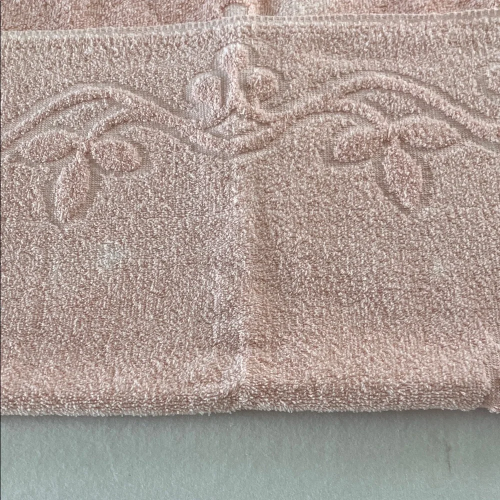 Vintage Dundee Pink Cotton Towel Set Jacquard Wreath Design Fringed Ends